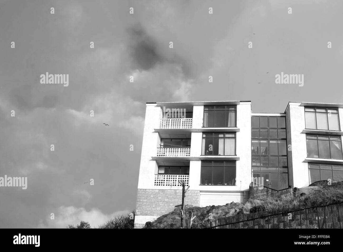 Un bloque de pisos de cubo en Weston super Mare alto sobre el mar, construido como ultra moderno en 1960 Febrero 2016 Foto de stock