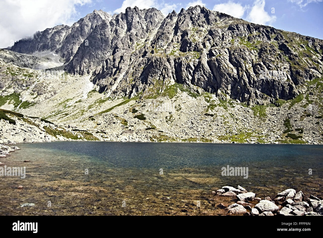 Batizovske pleso lago con Gerlachovsky stit pico en altas montañas Tatras Foto de stock