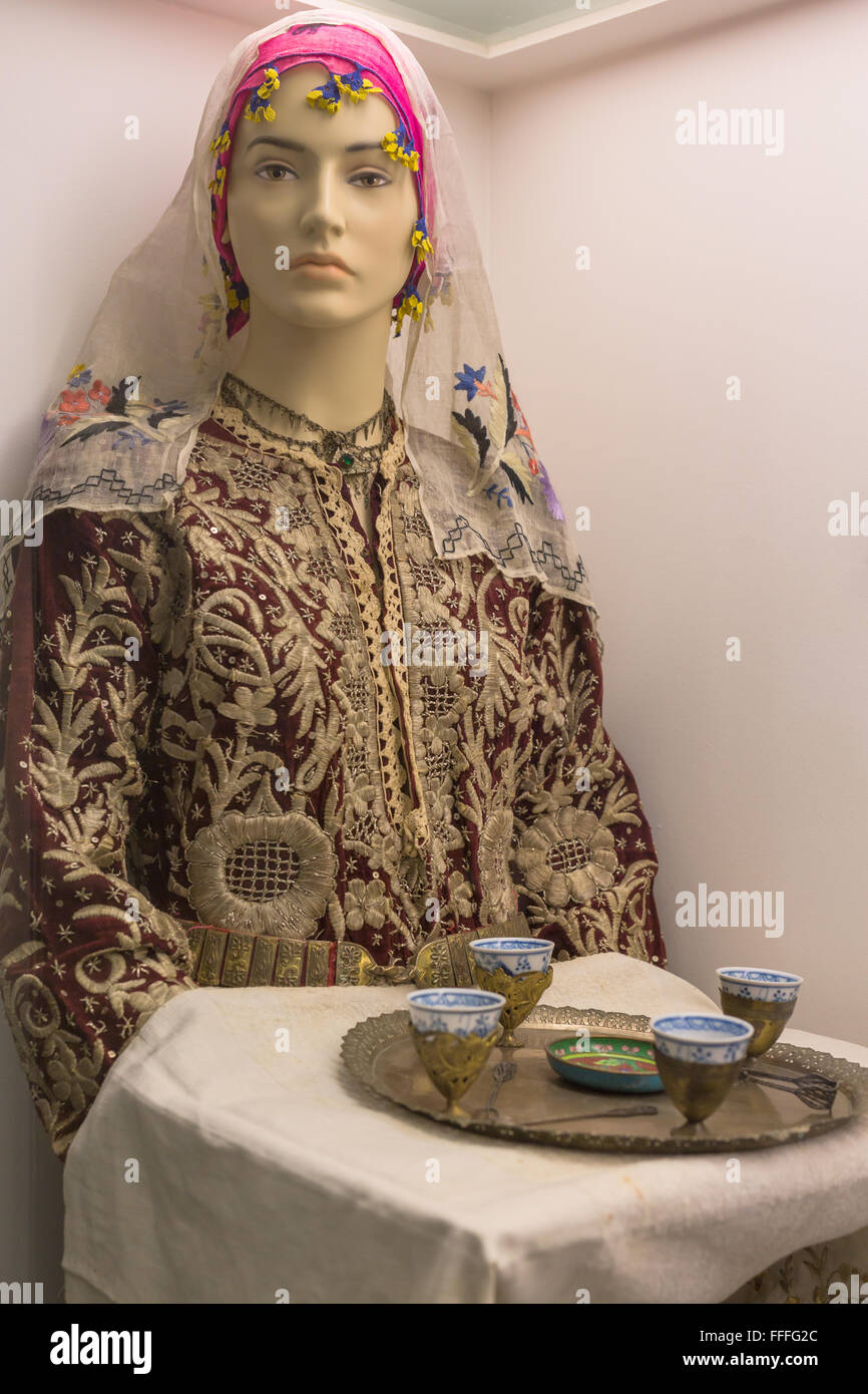 Vestido tradicional turco fotografías e imágenes de alta resolución - Alamy