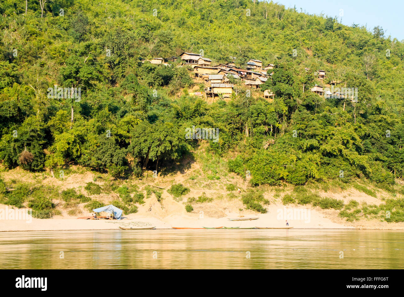 Pequeña comunidad rural solitario riverside, Laos Foto de stock