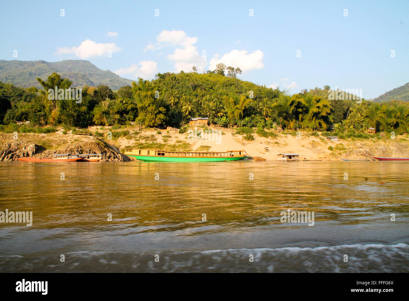 Pequeña comunidad rural solitario riverside en Laos Foto de stock
