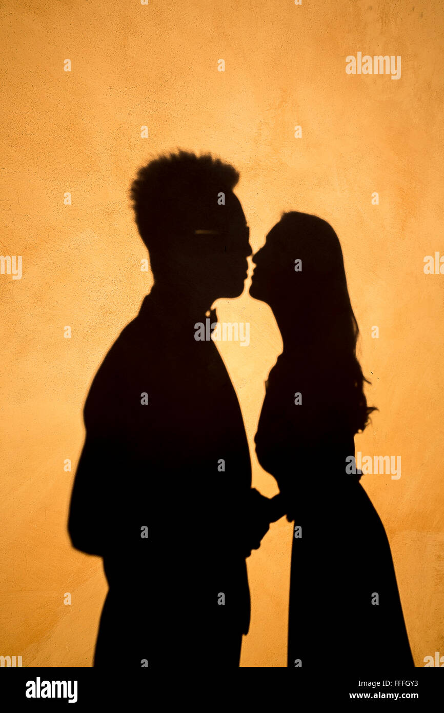 La sombra de una pareja besándose Fotografía de stock - Alamy
