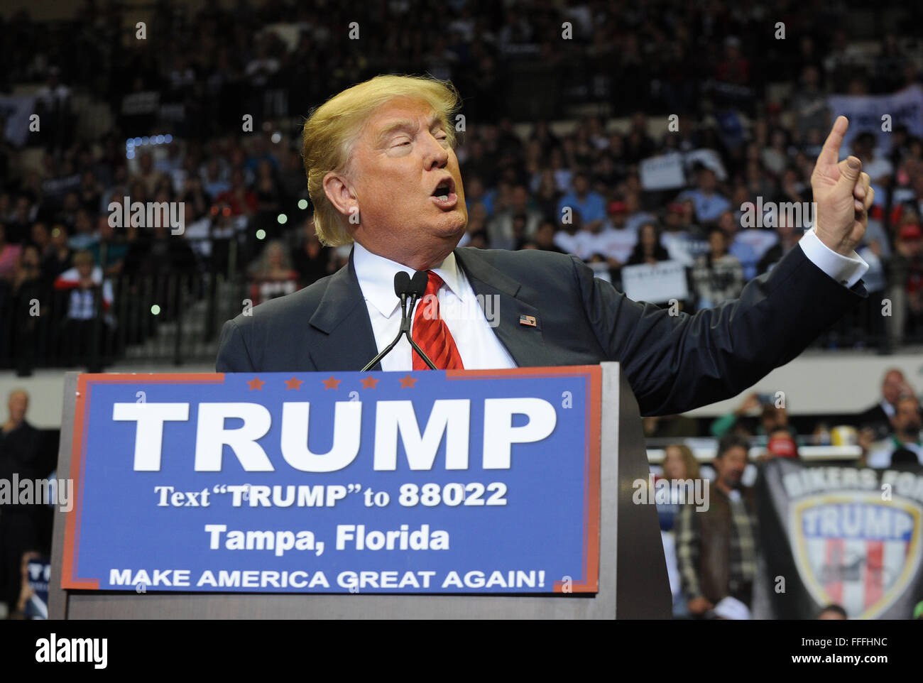 Tampa, Florida, EE.UU. 12 Feb, 2016. El candidato presidencial republicano Donald Trump habla en un mitin de campaña, en la Universidad de South Florida Sun Dome en Tampa, Florida, el 12 de febrero de 2016. Crédito: Paul Hennessy/Alamy Live News Foto de stock