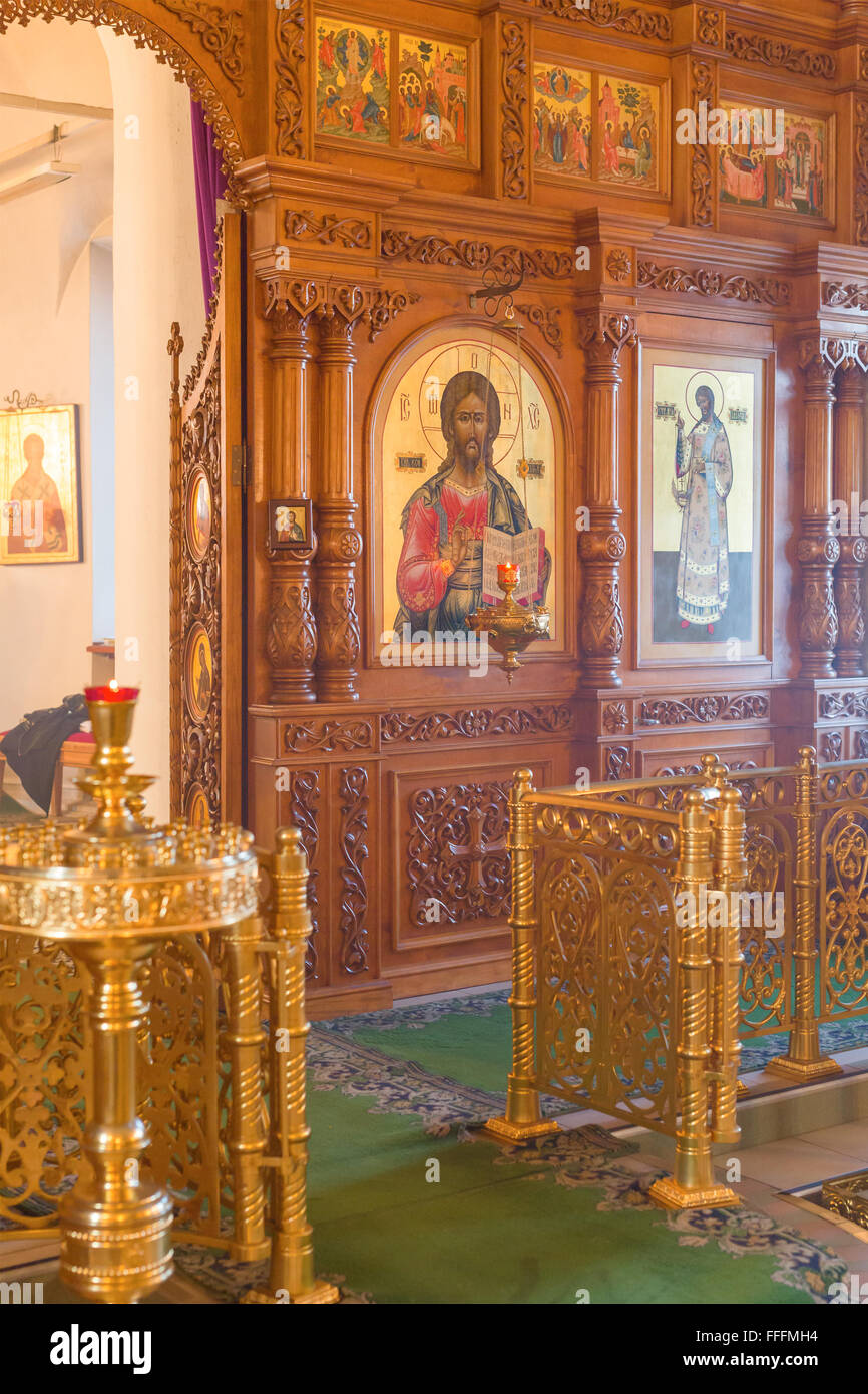 El interior de la Iglesia ortodoxa durante el servicio divino, del convento de la Natividad de la Santísima Virgen, Rostov, región de Yaroslavl, Rusia Foto de stock
