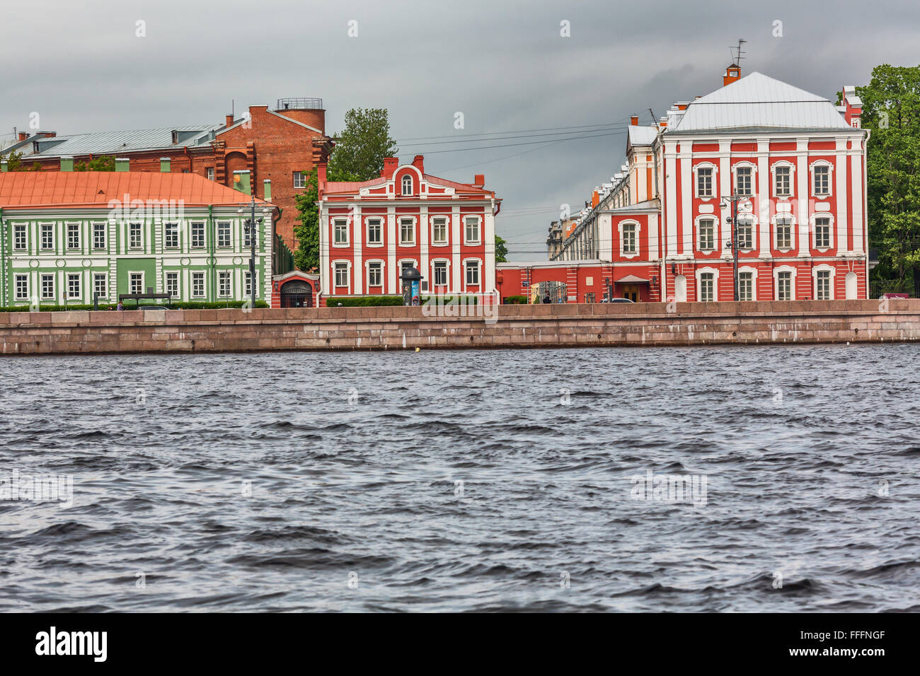 Los Doce Collegia construir en la isla de Vasilievsky, la Universidad Estatal de San Petersburgo, San Petersburgo, Rusia Foto de stock