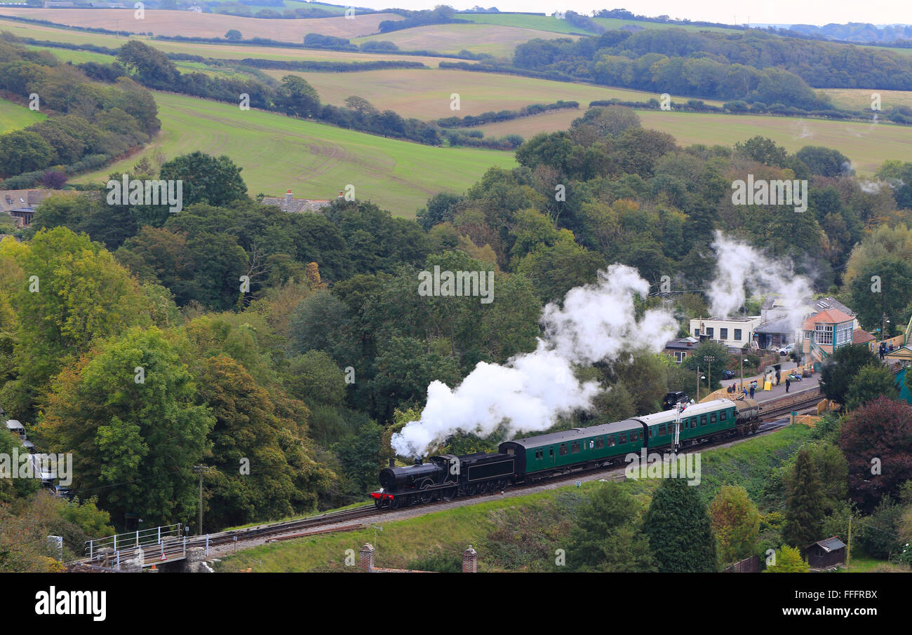Tren de vapor en la zona rural de Dorset, Inglaterra, Reino Unido. Foto de stock