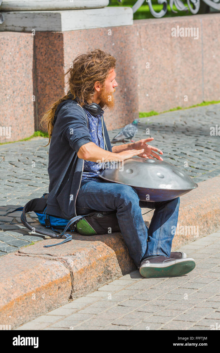Músico de la calle Hang, jugando en San Petersburgo, Rusia Foto de stock