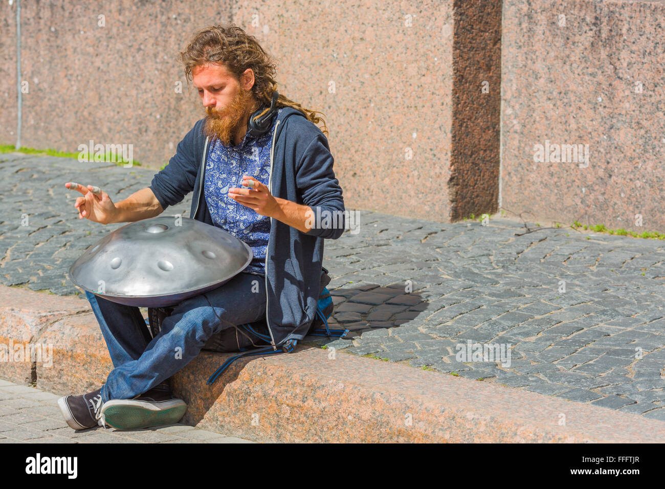 Músico de la calle Hang, jugando en San Petersburgo, Rusia Foto de stock