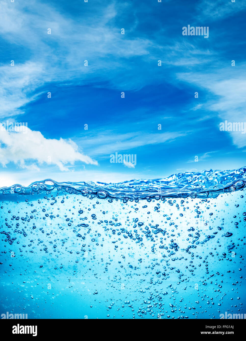 Muchas burbujas de aire en el agua cerca, resumen ola de agua con burbujas sobre un fondo de cielo azul Foto de stock
