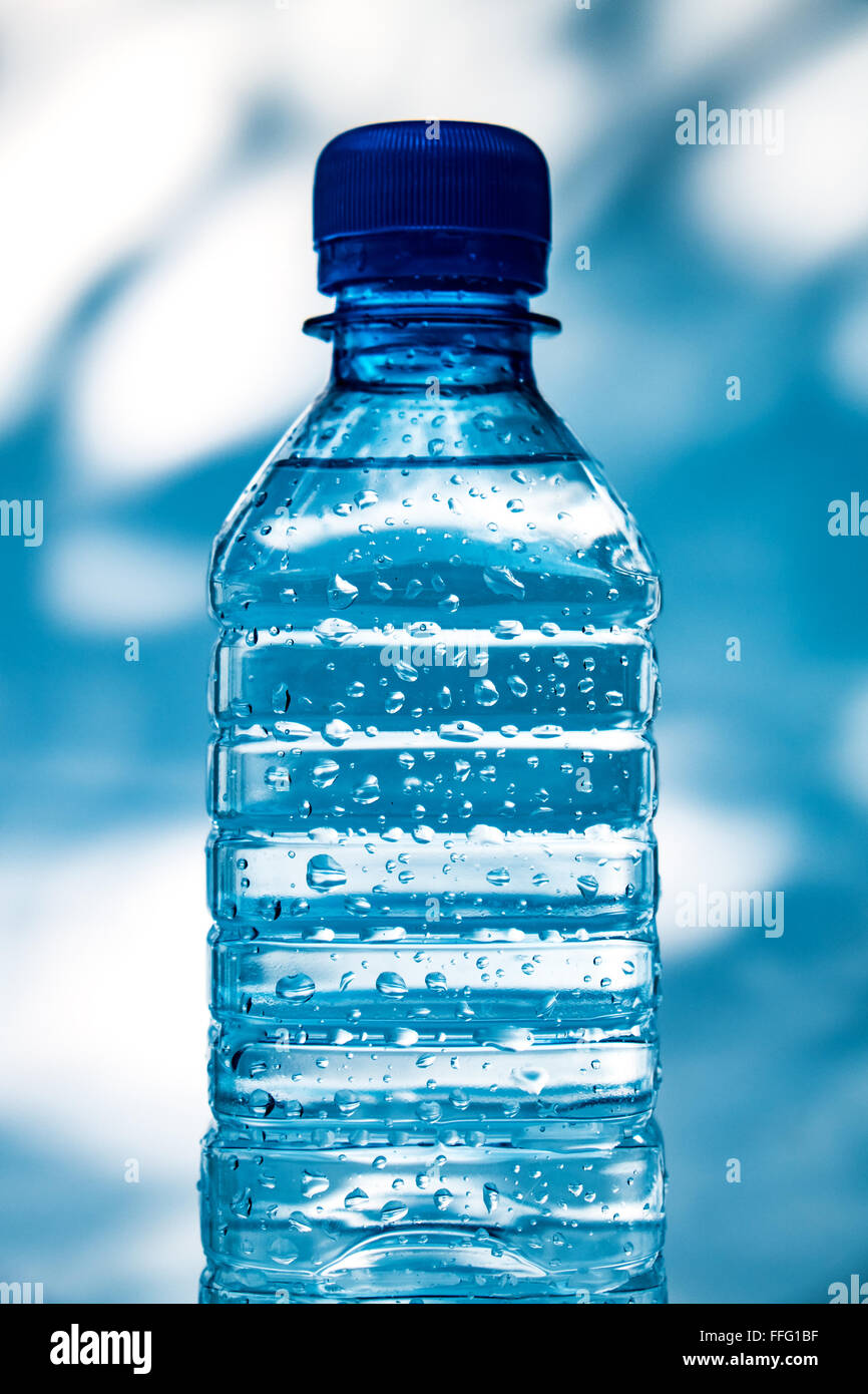Botella de agua mineral sin gas de plástico sobre fondo blanco Fotografía  de stock - Alamy