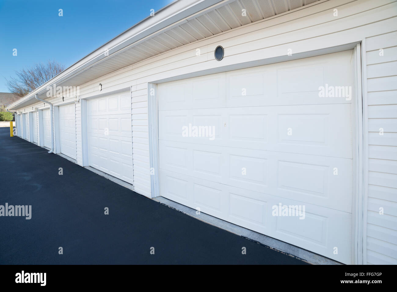 Fila de puertas de garaje en la zona de estacionamiento para casas de apartamentos Foto de stock