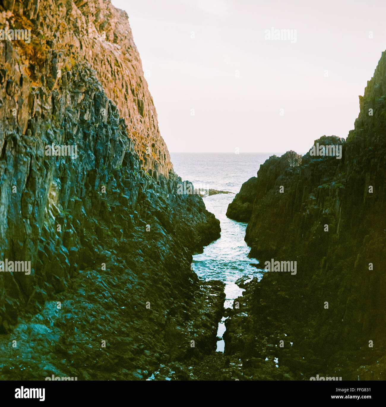 Imagen cuadrada de una enorme roca en la costa de Oregón. Foto de stock