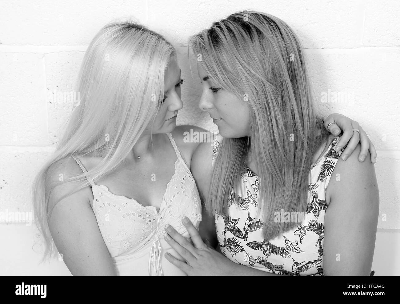Dos mujeres jóvenes que se sienten atraídos el uno al otro con pasión y  amor, mostrando un montón de ojos y contacto físico Fotografía de stock -  Alamy