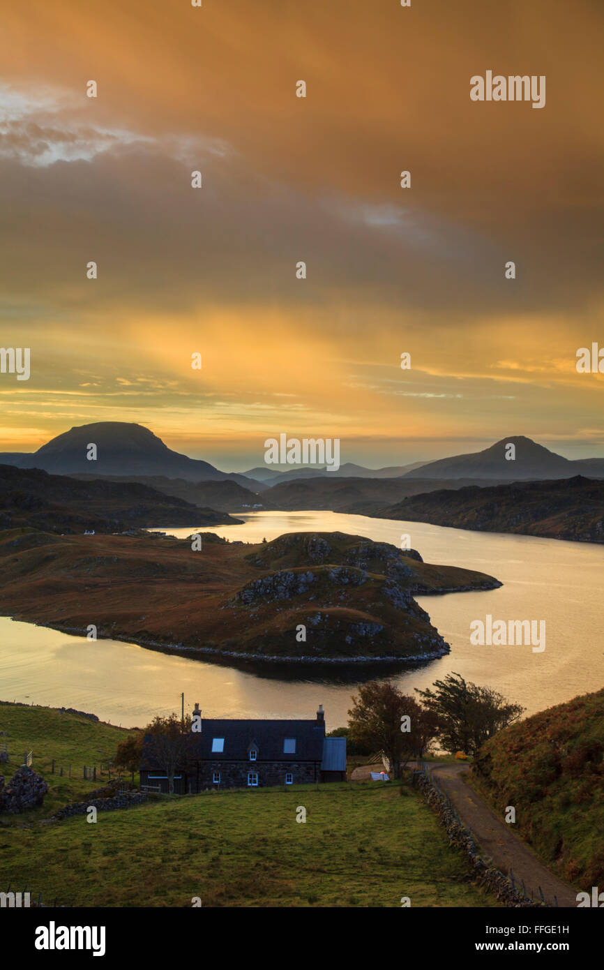 Viva Sunrise capturado a finales de octubre, desde arriba de la orilla norte del lago, cerca de Kinlochbervie Inchard en el noroeste de Escocia. Foto de stock