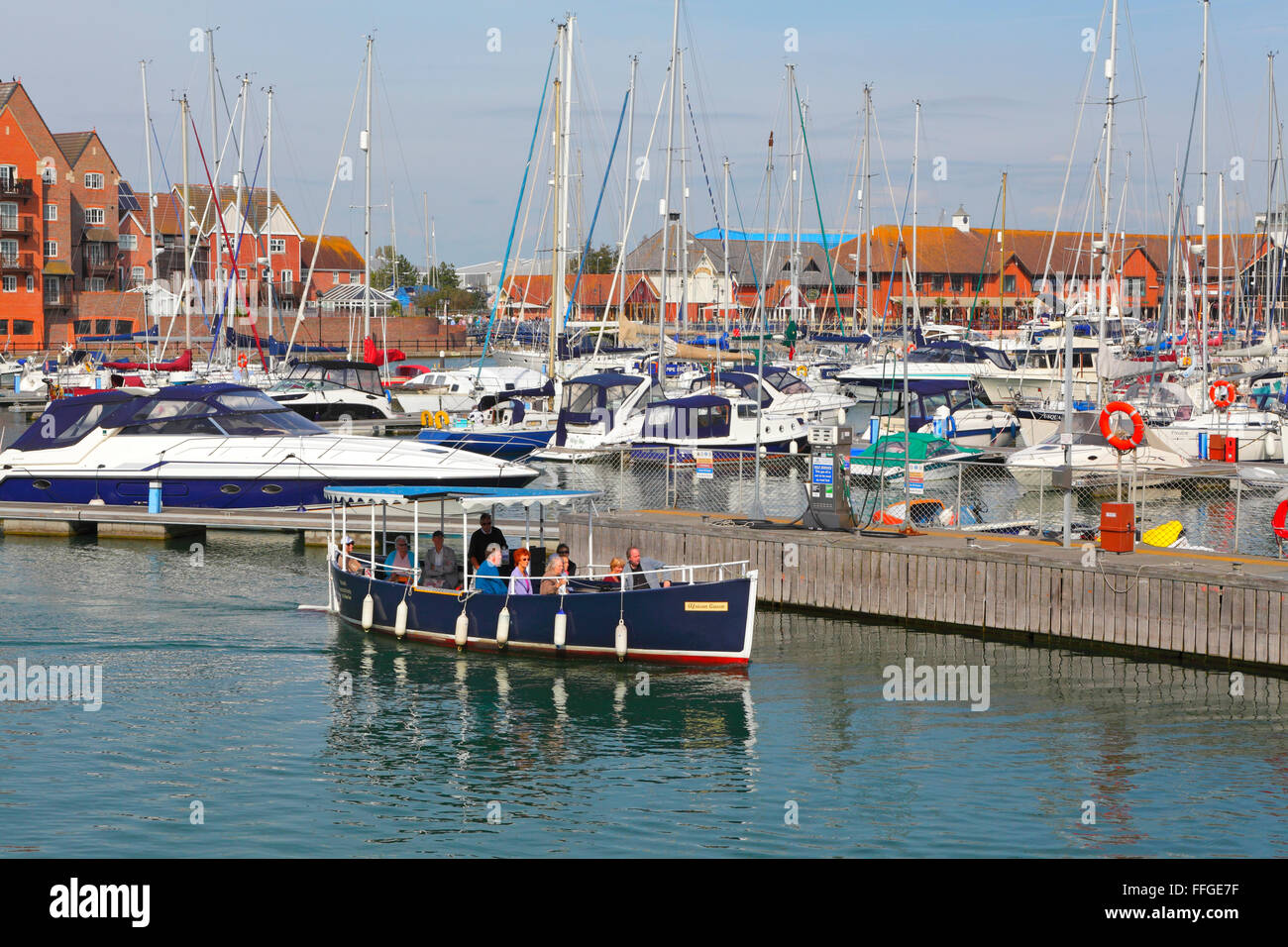 Embarcación de recreo turismo viaje alrededor de Sovereign Harbour Marina, Eastbourne, Sussex, Reino Unido Foto de stock