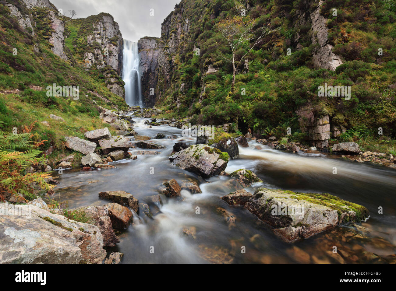 Una cascada escondida en un paso cara valle en la parte norte de Loch na Gammhich en Assynt, noroeste de Escocia. Foto de stock