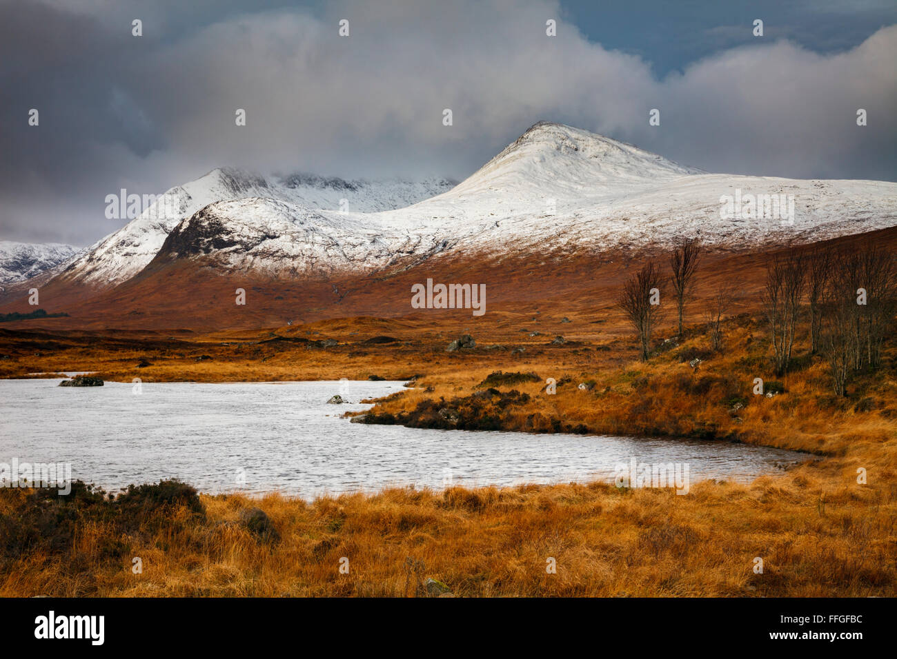 La nieve sobre el Monte Negro, en el extremo sur de Rannoch Moor en las Highlands escocesas. Foto de stock