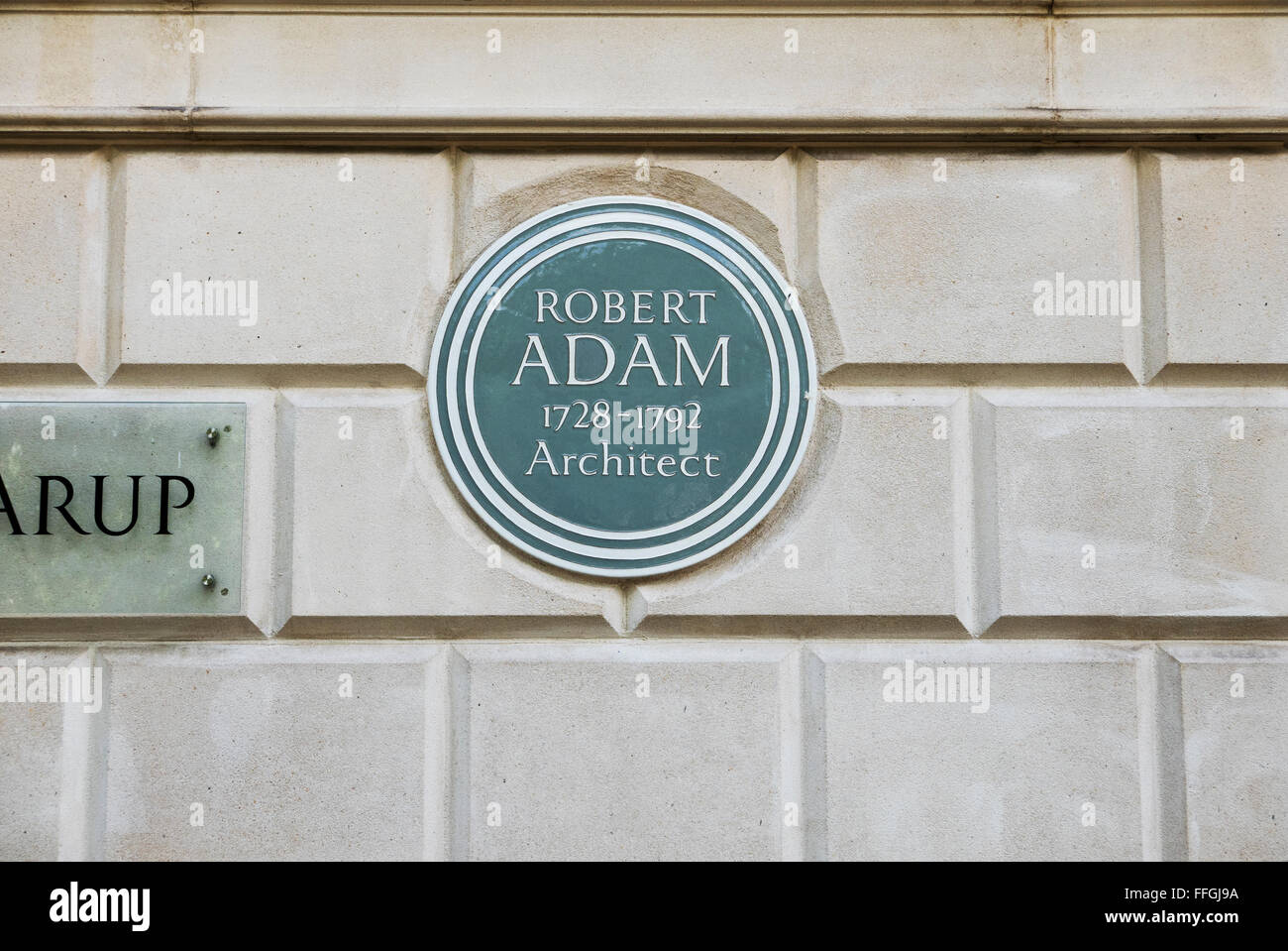 Una placa conmemorativa por Robert Adam (1728 - 1792) en la pantalla en una pared en Londres, Reino Unido. Foto de stock