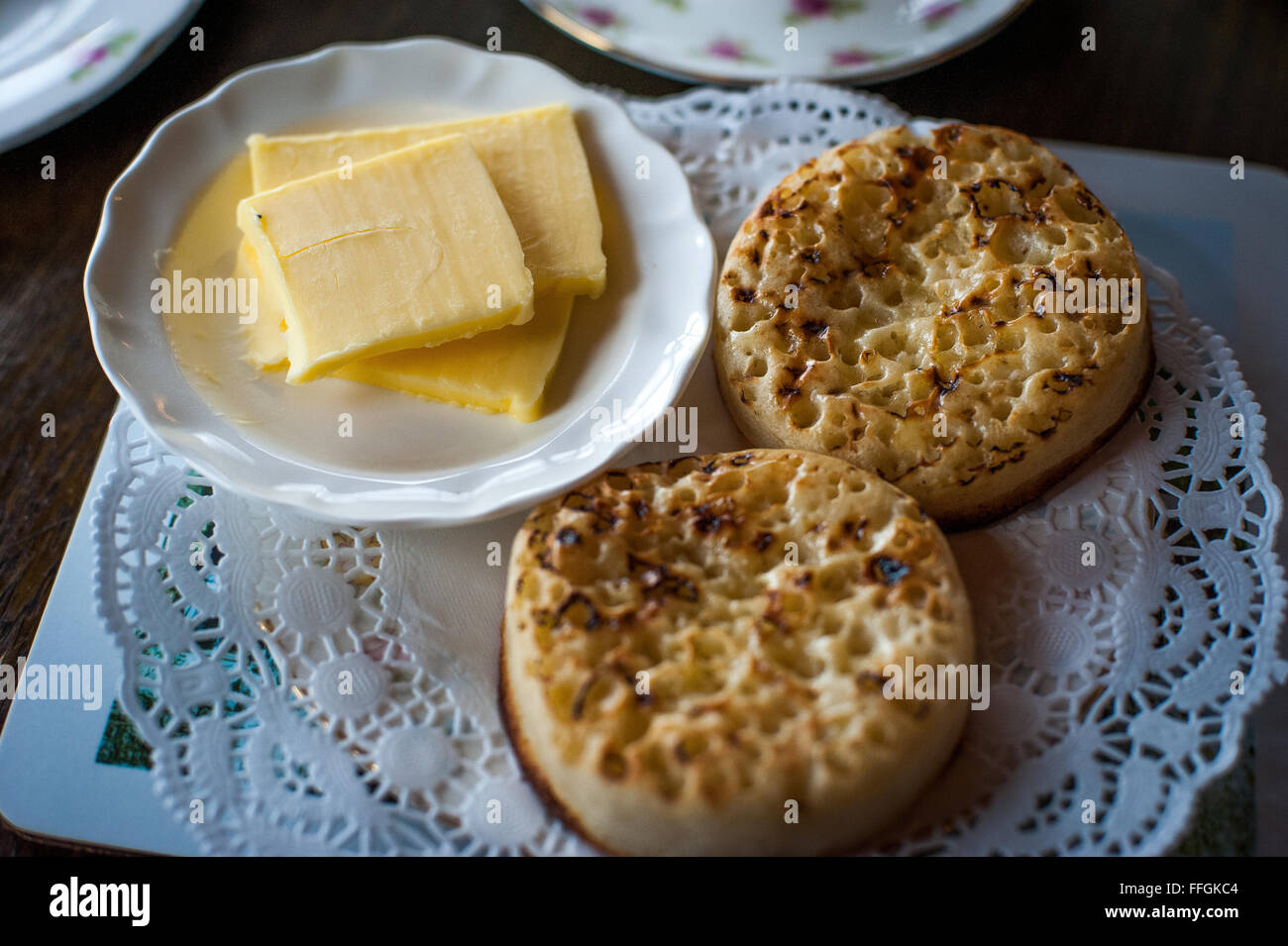 Mañana crumpets y mantequilla en Inglaterra Foto de stock