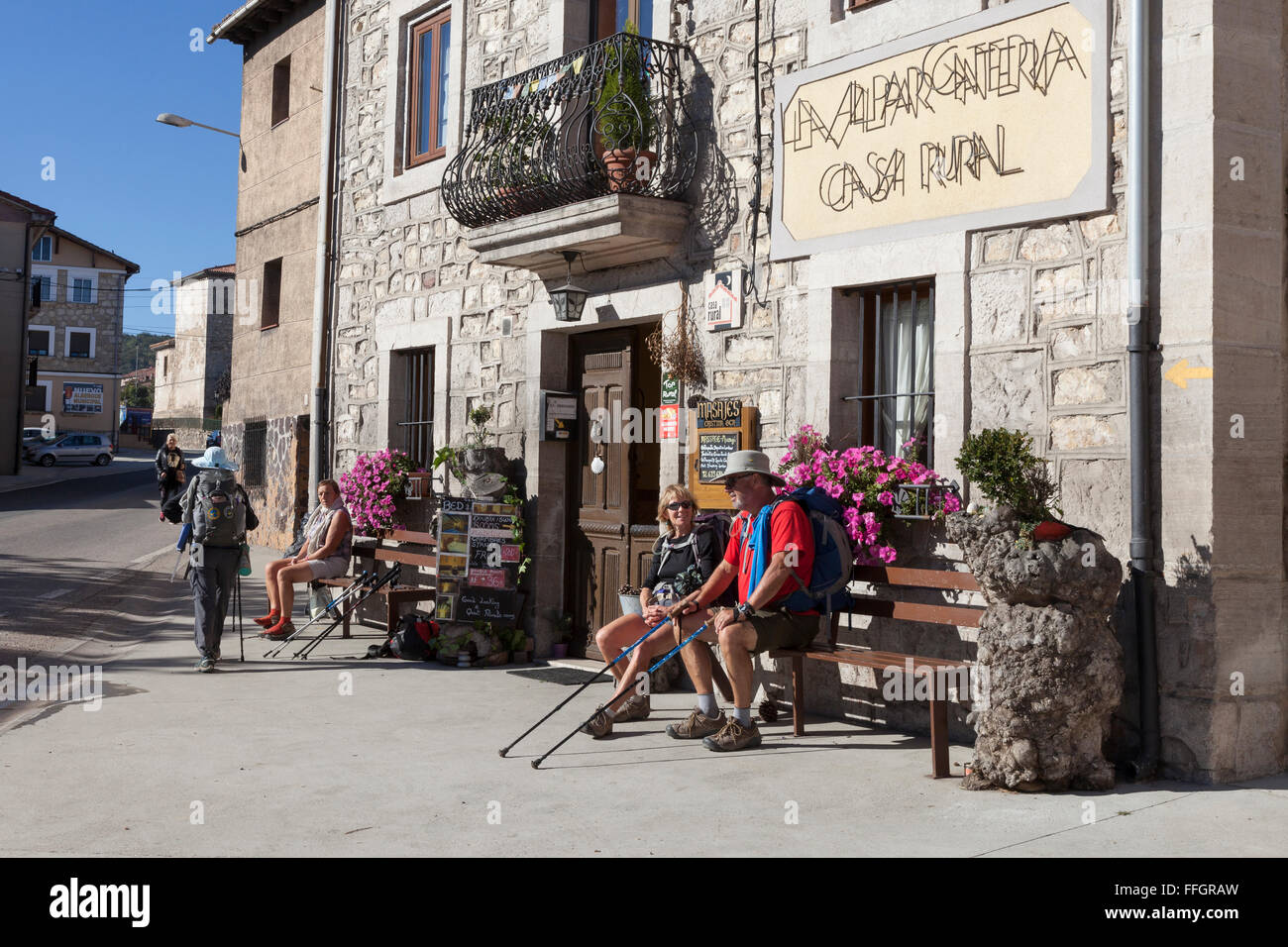 Villafranca Montes de Oca, España Peregrinos descansando en la aldea