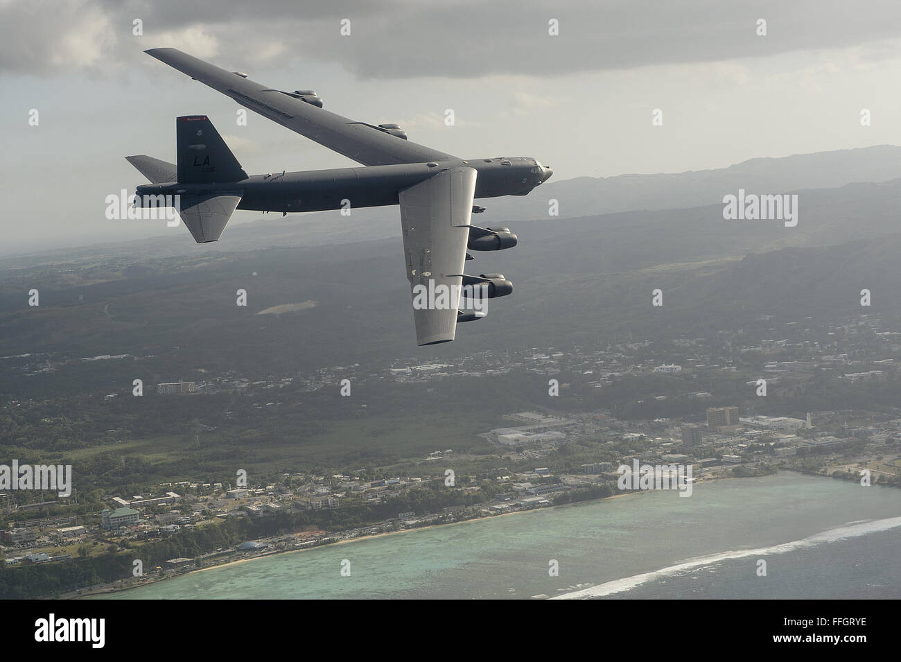 Un B-52H Stratofortress vuela durante el ejercicio COPE 15 Norte, el 17 de febrero de 2015, frente a la costa de Guam. Durante el ejercicio, los EE.UU., Japón y Australia, las fuerzas aéreas ha trabajado en el desarrollo de capacidades de combate mejorar la superioridad aérea, la guerra electrónica, interceptación aérea, transporte aéreo táctico y de repostaje. El B-52H es asignado al 96º Escuadrón de bombas expedicionaria. Foto de stock