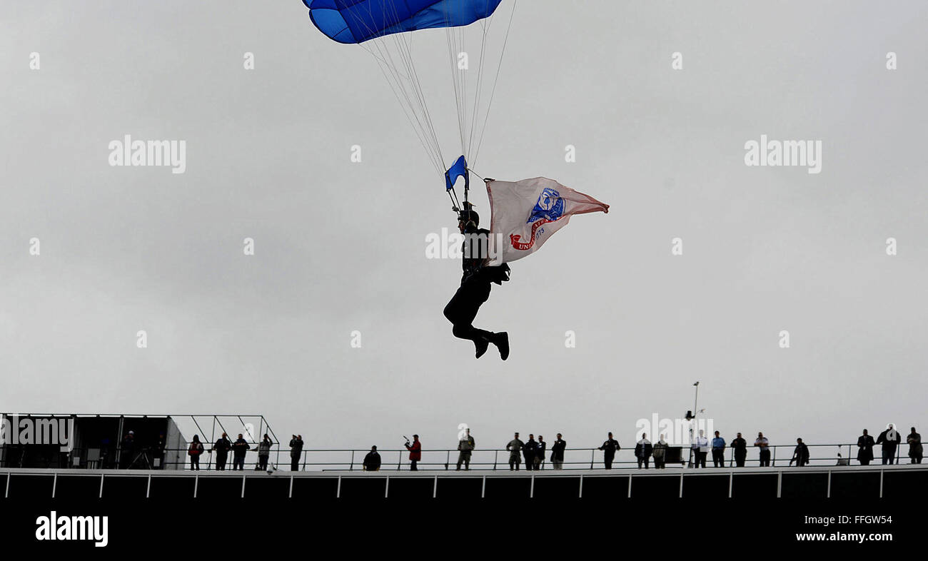 Parachuters glide en el estadio antes del partido de fútbol de la academia contra la Academia Militar de Estados Unidos en West Point. Foto de stock