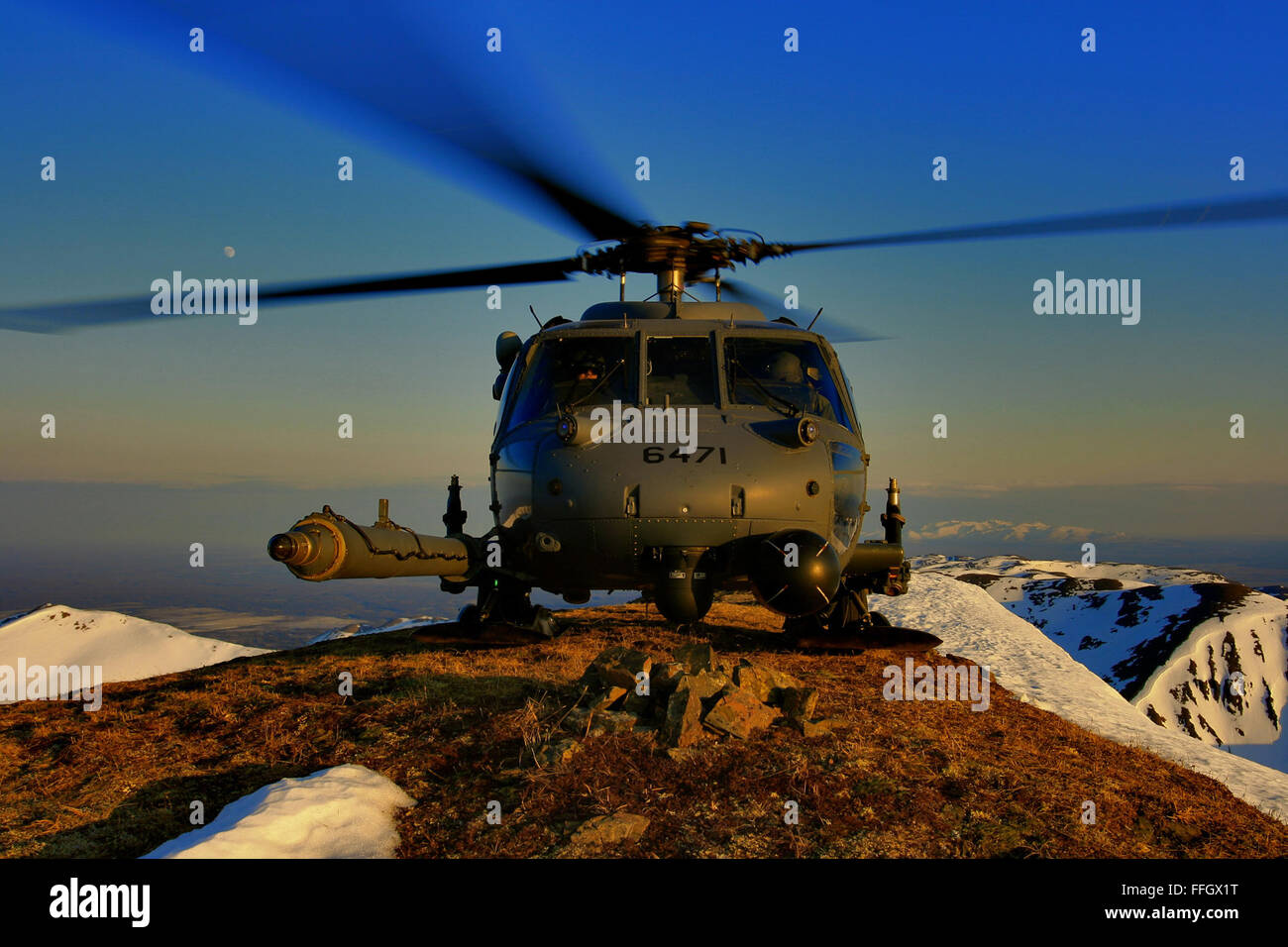 La Guardia Nacional Aérea de Alaska HH-60G allanar Hawk prácticas operaciones de aterrizaje de gran altitud. La misión primordial de la allanar Hawk helicóptero es para conducir de día o de noche el personal de operaciones de recuperación en entornos hostiles para recuperar personal aislado durante la guerra. Foto de stock