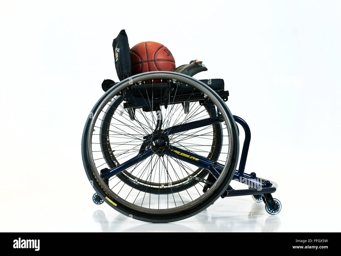 Juegos de guerrero juegos de baloncesto en silla de ruedas siguen las mismas reglas que la NCAA con algunas modificaciones para acomodar el juego de silla de ruedas. Cada equipo es necesario tener al menos dos jugadores con discapacidades en las extremidades inferiores en el tribunal en todo momento. Foto de stock