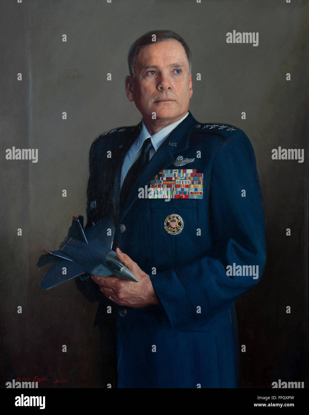 John P. Jumper el 6 de septiembre de 2001 - 2 de septiembre de 2005, sólo cinco días antes de los ataques terroristas del 11 de septiembre contra los Estados Unidos, el General John P. Jumper se convirtió en la Fuerza Aérea en el 17º jefe de personal. A lo largo de los próximos cuatro años, dirigió el servicio durante las Operaciones Libertad Duradera y Libertad Iraquí, America's primeras batallas en la guerra global contra el terrorismo, y la operación Noble Eagle, defender el país=s cielos. Durante su mandato, el General Jumper presionó para que la modernización de la flota, incluyendo el FB22 Raptor y FB35 Joint Strike Fighter, y estableció el Centro de operaciones aéreas como f Foto de stock