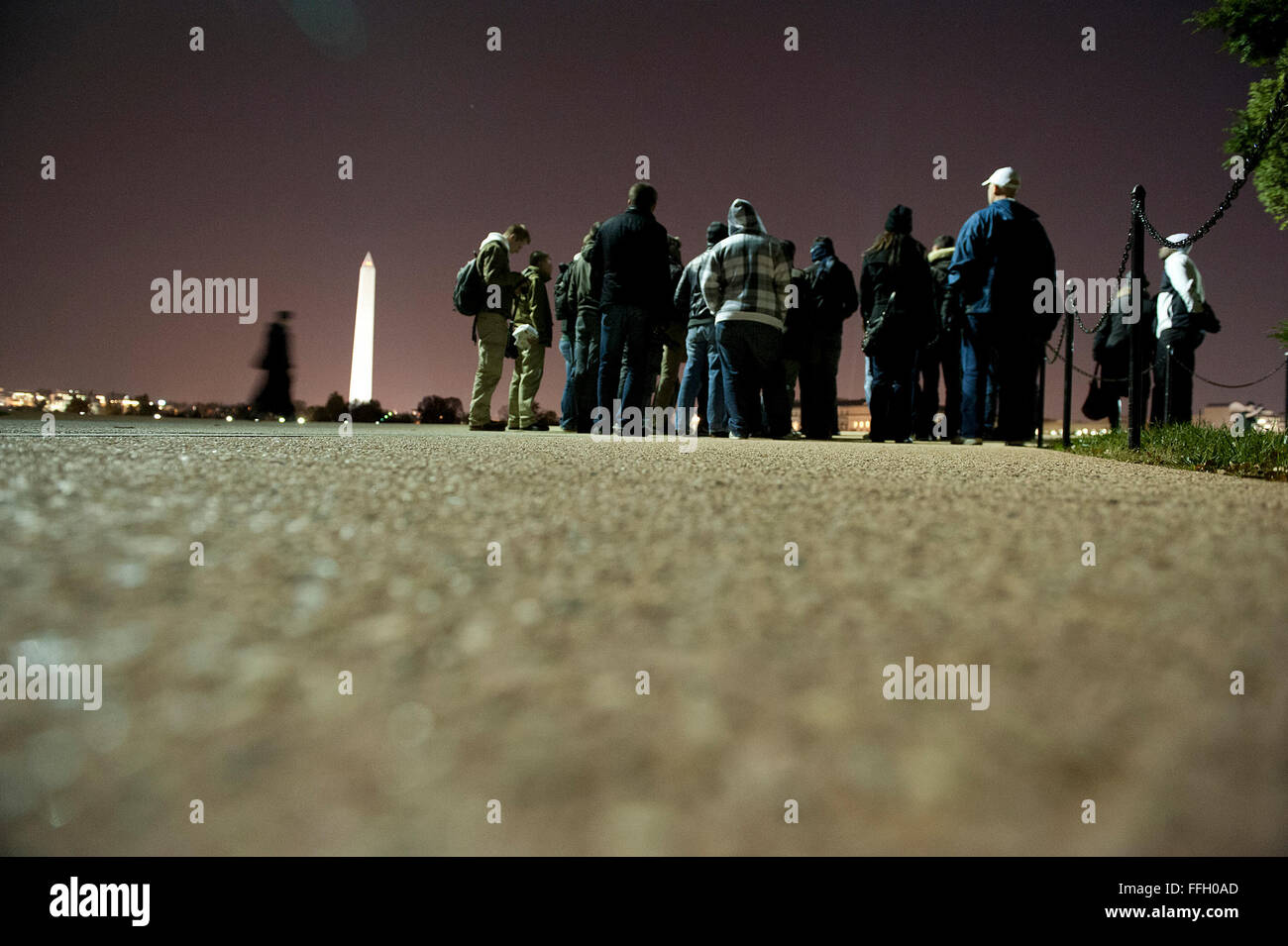 Aviadores Estadounidenses, multinacionales, estudiantes y escoltas civiles hablar por el Monumento a Washington como su recorrido por Washington, D.C., durante la noche. Foto de stock