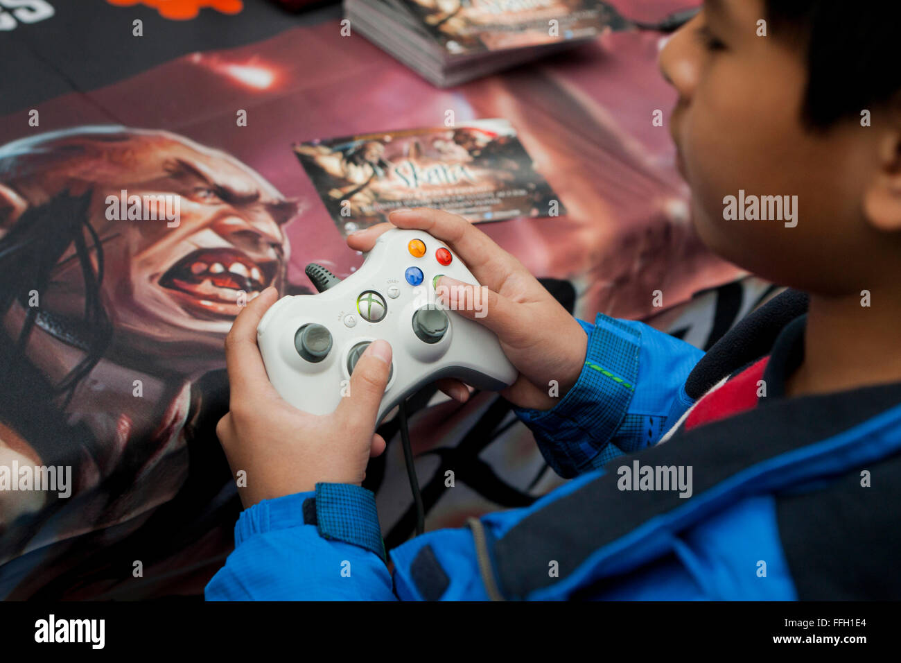 Playing Xbox 360 Fotos E Imagenes De Stock Alamy