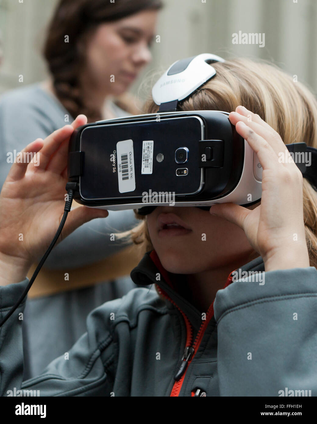 Joven vistiendo un casco de realidad virtual - EE.UU. Foto de stock
