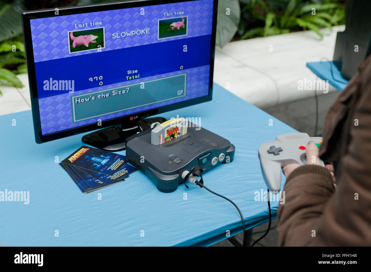 La consola de video juegos Nintendo 64 y joystick - EE.UU. Foto de stock