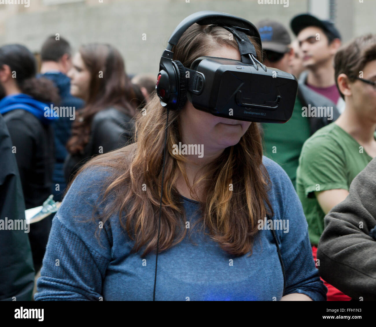 Mujer vistiendo un casco de realidad virtual - EE.UU. Foto de stock