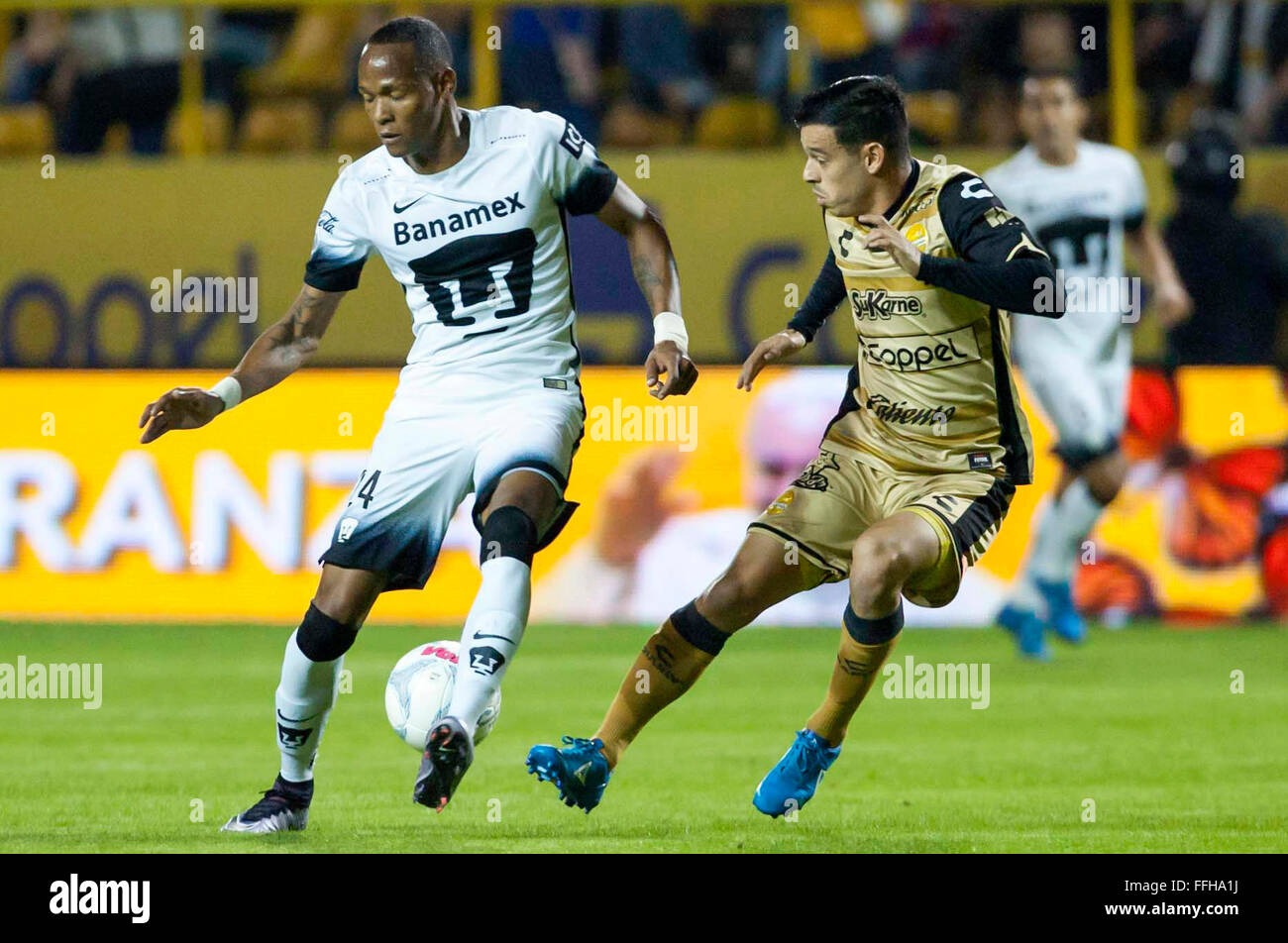 Culiacán, México. 13 Feb, 2016. Los Pumas de la UNAM Luis Quinones (L)  compite por el balón con Dorados" Carlos Pinto durante el partido de la  jornada 6 del Torneo Clausura 2016