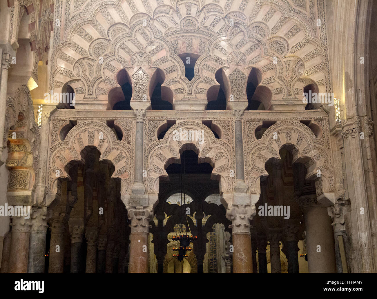 Ornamentación en piedra de arcos en la antigua Mezquita de Córdoba, Córdoba, España Foto de stock