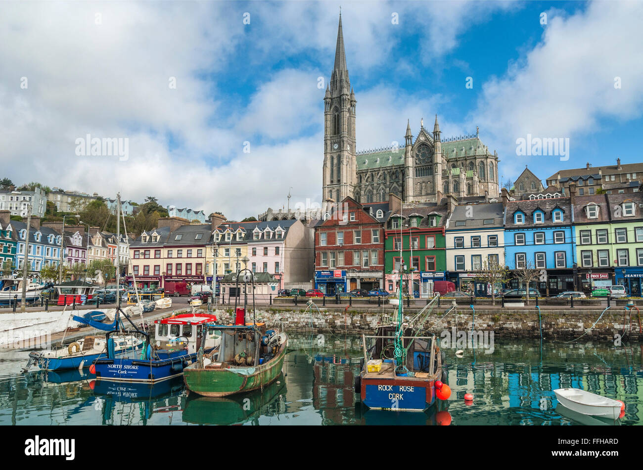 Puerto y Catedral de San Colemans de la ciudad costera, Cobh, Cork, Irlanda  Fotografía de stock - Alamy
