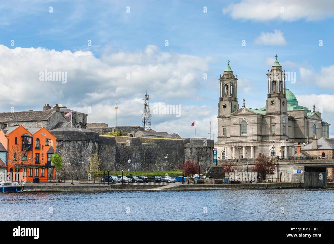 Catedral de Athlone y Castillo en el río Shannon, Irlanda Foto de stock