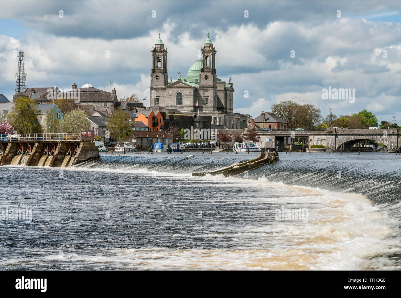 Catedral de Athlone en el río Shannon, Irlanda Foto de stock