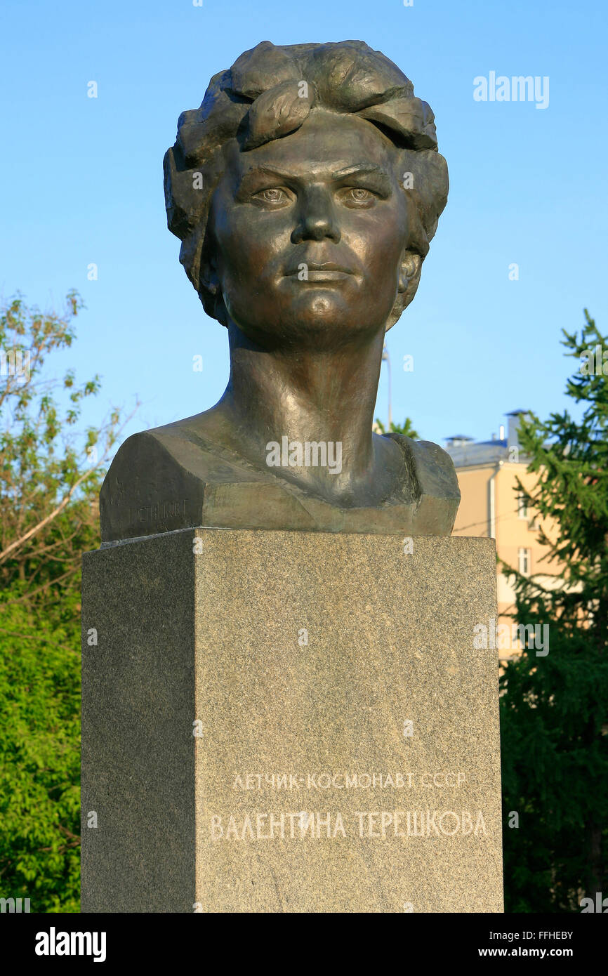 Estatua de los soviéticos/rusos cosmonauta hembra Valentina Vladimirovna Tereshkova (1937) en el Callejón de los cosmonautas en Moscú, Rusia Foto de stock