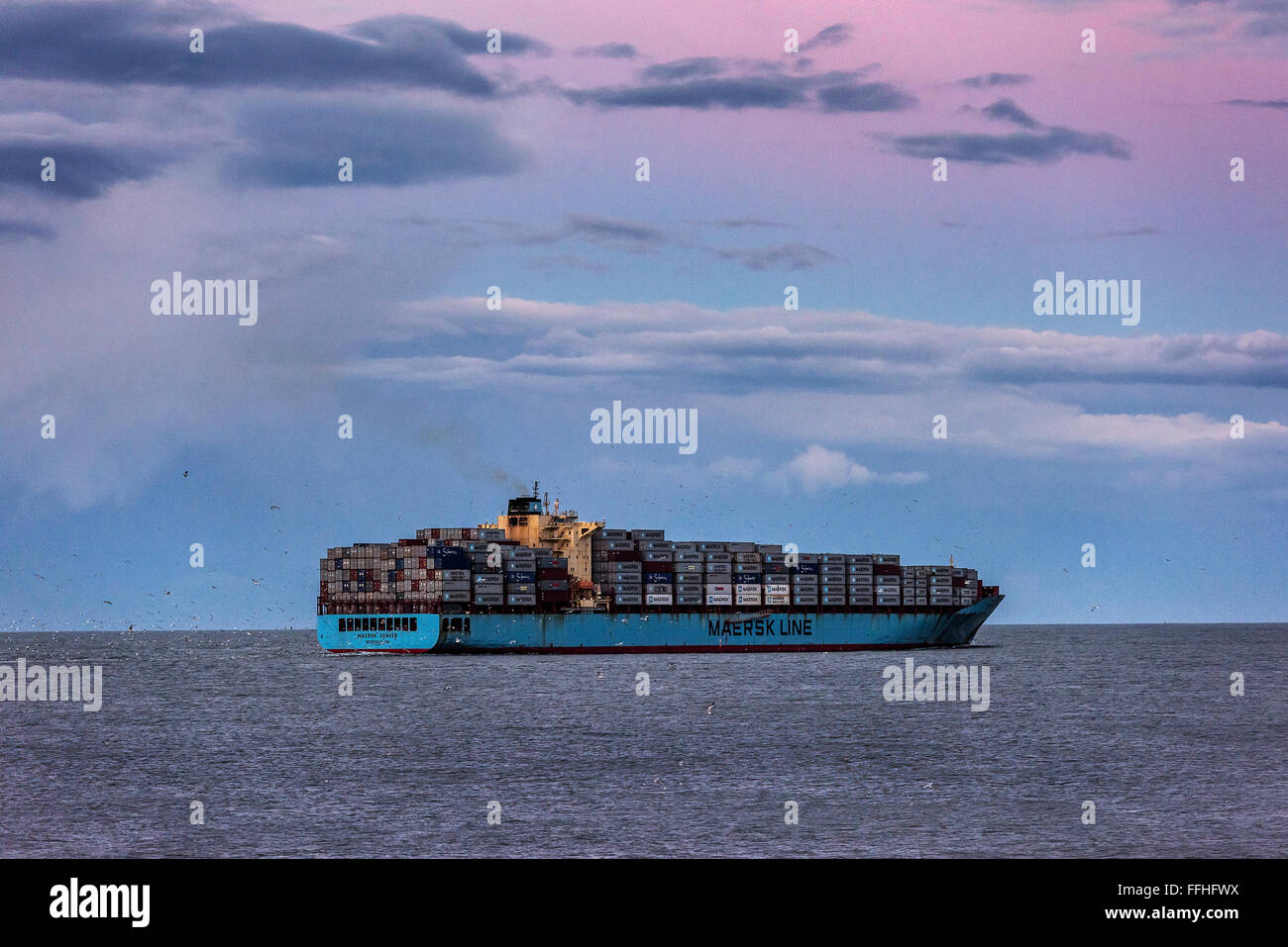 Maersk Container barco sale desde la Bahía de Chesapeake en la entrega, Virginia, EE.UU. Foto de stock
