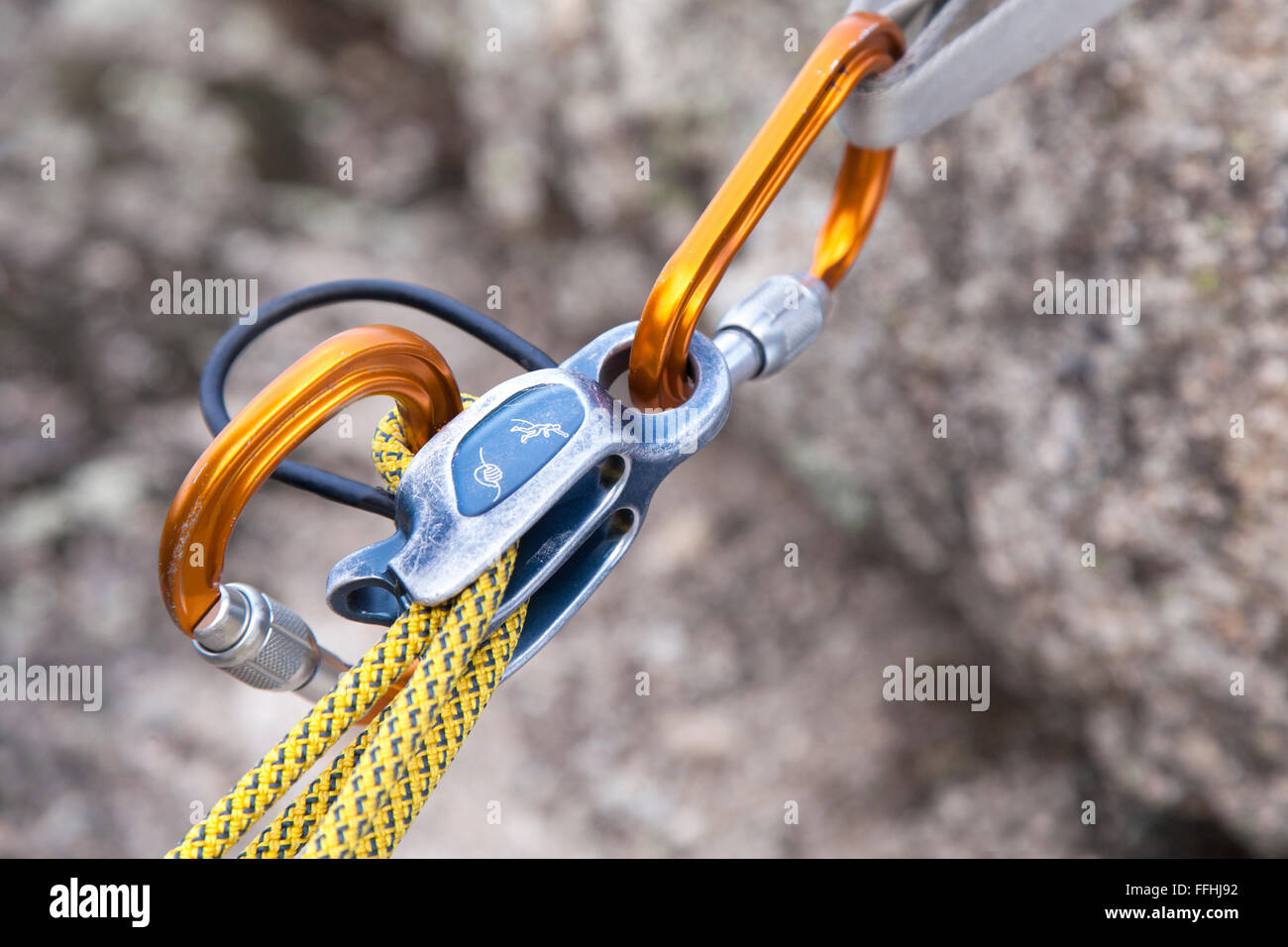 Belay dispositivo cerca. Un belay dispositivo mecánico es un pedazo de equipo de escalada utilizado para controlar una cuerda durante el aseguramiento. Foto de stock