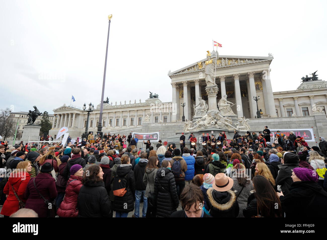 Viena, Austria: 14 Feb, 2016. Mil millones de aumento de marzo contra las mujeres la violencia en Viena en frente del Parlamento austríaco. Cientos de activistas que protestaban contra la violencia hacia las mujeres. Crédito: Franz Perc/Alamy Live News Foto de stock