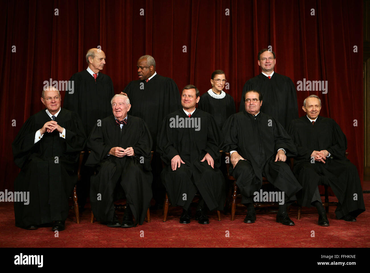 Washington, DC - El 3 de marzo, 2006 - 2006 Retrato de clase de los jueces de la Corte Suprema de los Estados Unidos adoptada el 3 de marzo de 2006, en el edificio de la Corte Suprema de los Estados Unidos en Washington, DC, sentados en primera fila, de izquierda a derecha son: Asociar el juez Anthony M. Kennedy, Juez Asociado John Paul Stevens, Jefe de Justicia de los Estados Unidos John G. Roberts, Jr., juez Antonin Scalia, y asociar el juez David Souter. De pie, de izquierda a derecha, en la fila superior, son los siguientes: Asociar el Juez Stephen Breyer, Juez Clarence Thomas, asociar a la Juez Ruth Bader Ginsburg Foto de stock