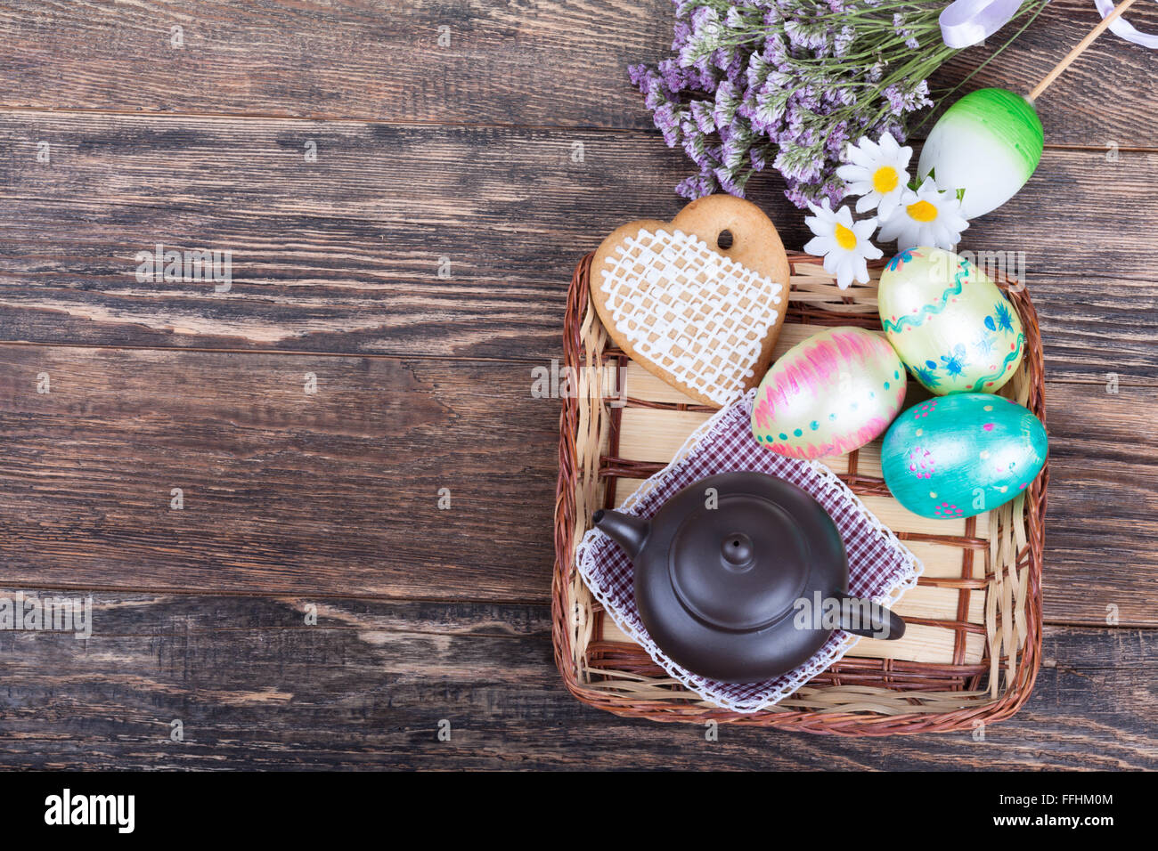 Decoraciones festivas para la comida de Pascua sobre fondo de madera Foto de stock