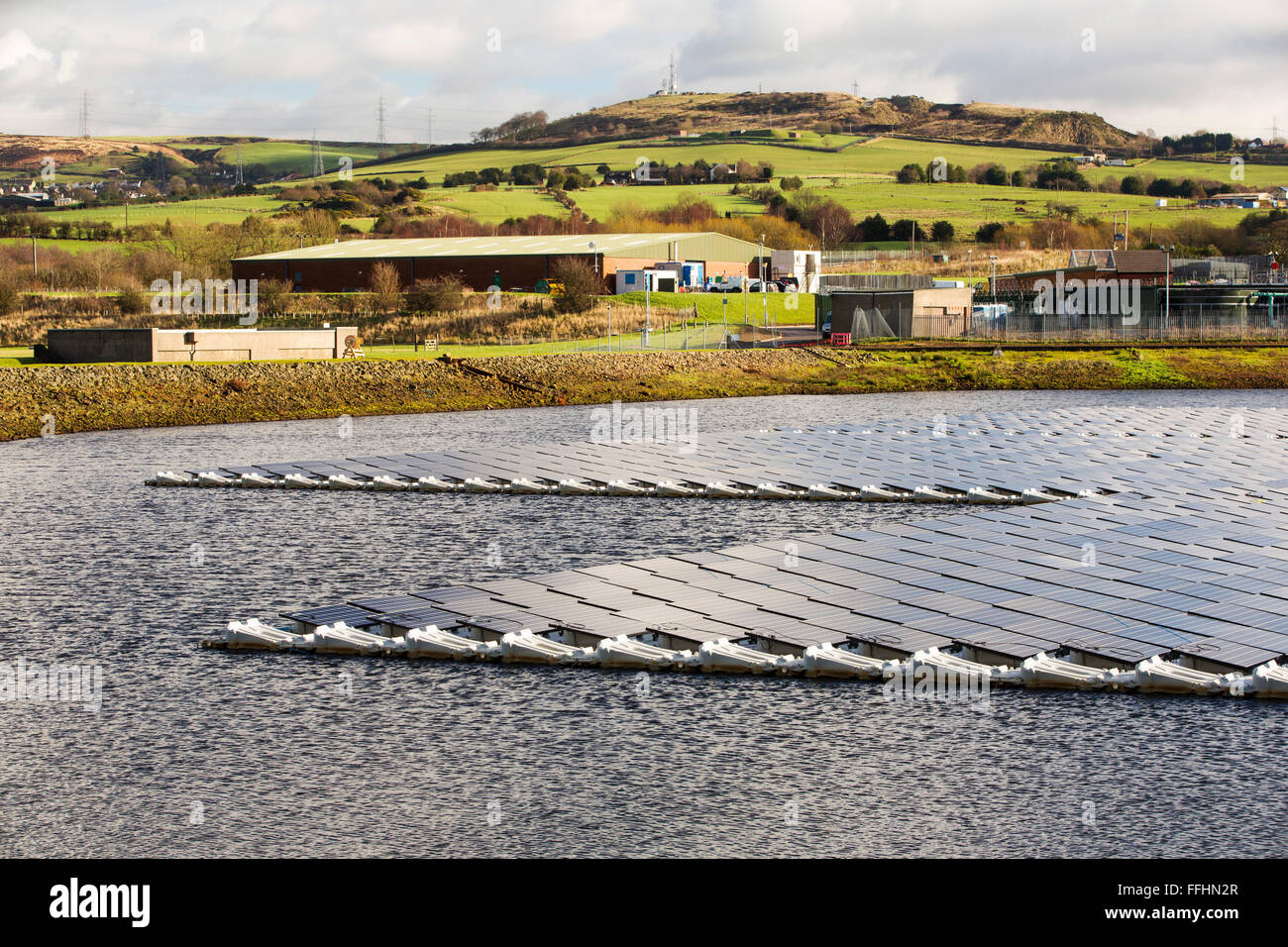 La nueva granja solar flotante está conectado a la red en Godley Depósito en Hyde, Manchester, Reino Unido. El sistema es un sistema de 3 MW, compuesta por 10.000 paneles fotovoltaicos. Se cortará el United Utilities factura de electricidad a la planta de tratamiento de agua en el sitio, por alrededor de 7.000 libras al mes. Es la mayor granja solar flotante en Europa y el segundo más grande del mundo. Se aportará alrededor del 33% de las necesidades energéticas de las plantas de tratamiento de agua. Foto de stock