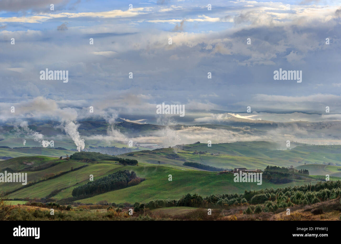 Paisaje toscano con nubes y centrales geotérmicas Foto de stock