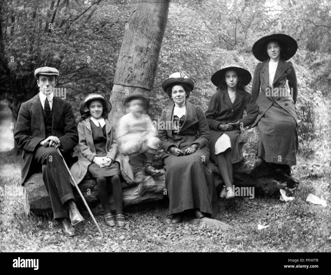 Día de la familia victoriana en la campiña de Gran Bretaña de 1900 Foto de stock