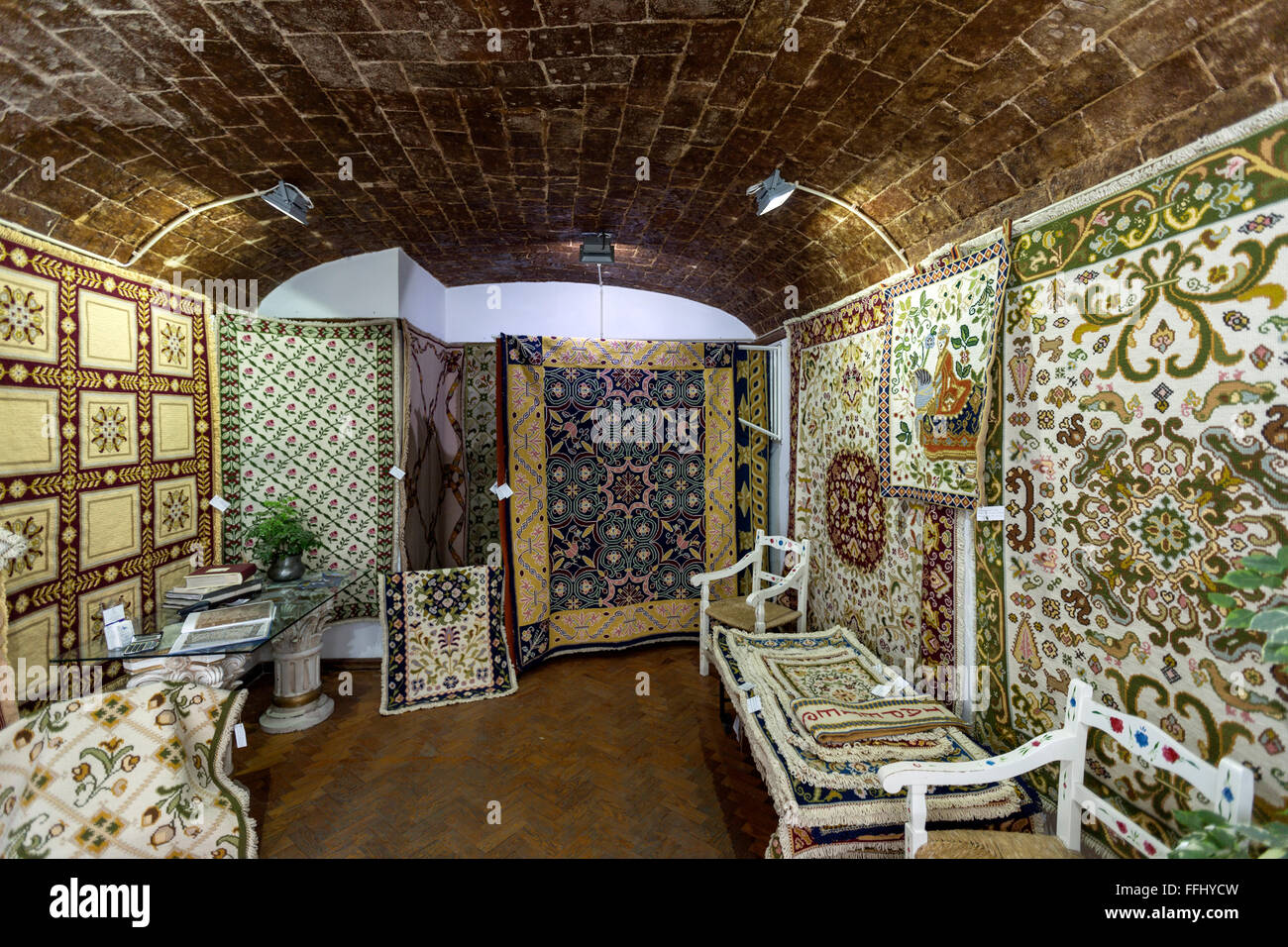 Tapetes de Arraiolos tienda con alfombras y tapices bordados, Alentejo  Central, Portugal Fotografía de stock - Alamy