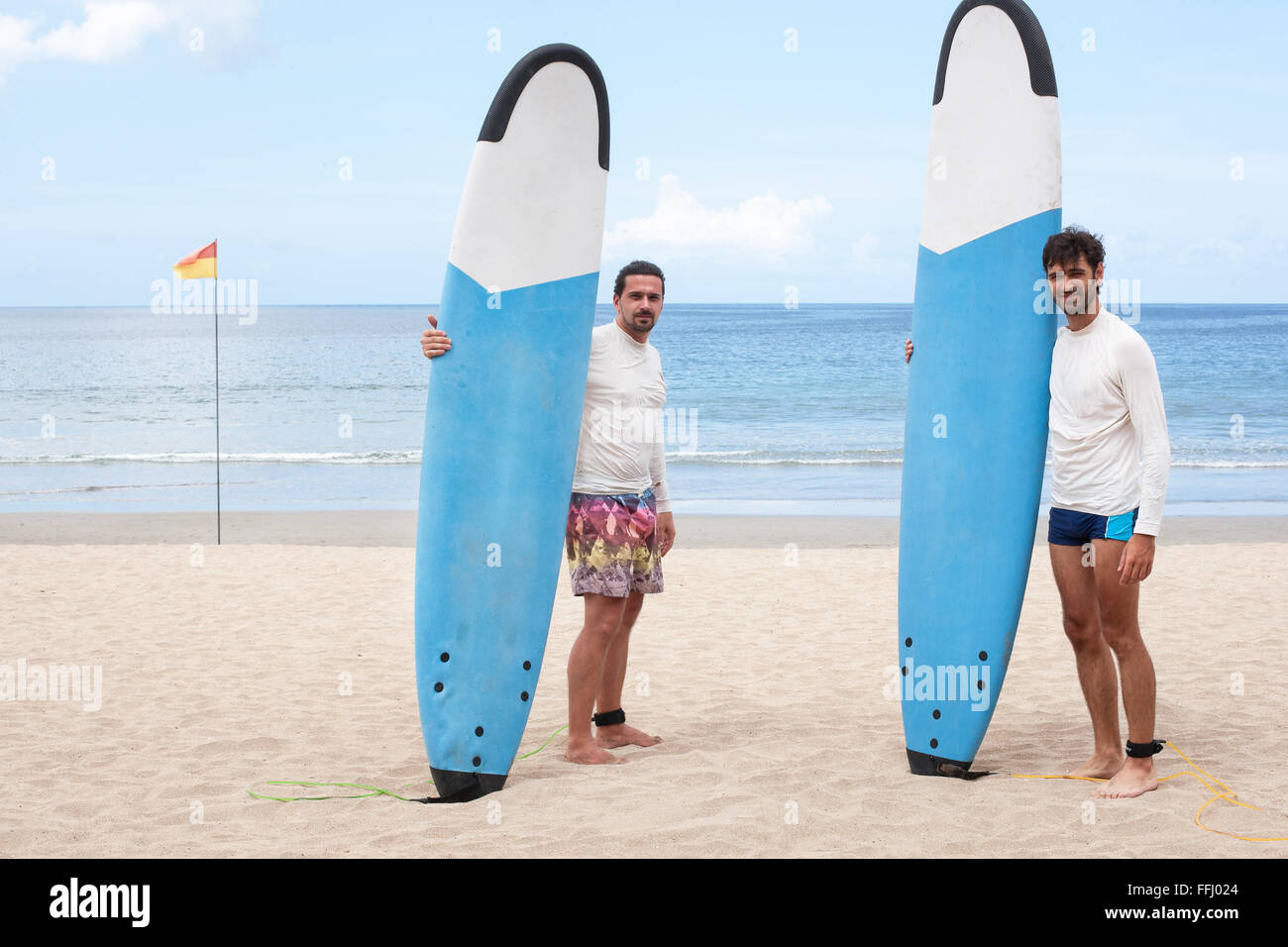 Dos surfistas comunicando en la playa. Imágenes de stock. Foto de stock